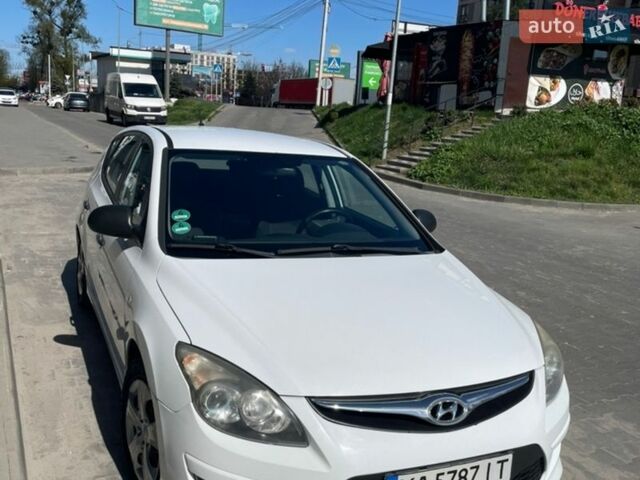 Белый Хендай i30, объемом двигателя 1.4 л и пробегом 236 тыс. км за 5600 $, фото 1 на Automoto.ua