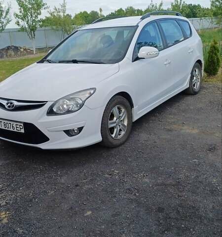 Белый Хендай i30, объемом двигателя 1.6 л и пробегом 260 тыс. км за 5500 $, фото 1 на Automoto.ua