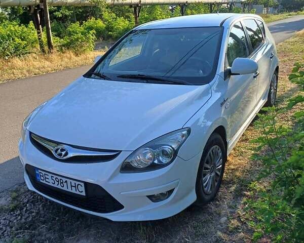 Белый Хендай i30, объемом двигателя 1.58 л и пробегом 289 тыс. км за 5750 $, фото 1 на Automoto.ua