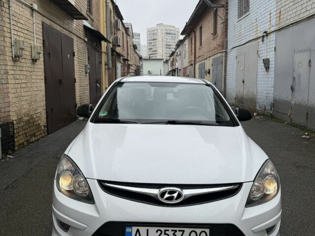 Белый Хендай i30, объемом двигателя 1.4 л и пробегом 234 тыс. км за 4999 $, фото 1 на Automoto.ua