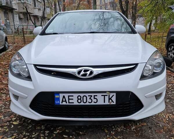 Белый Хендай i30, объемом двигателя 1.4 л и пробегом 234 тыс. км за 6600 $, фото 1 на Automoto.ua