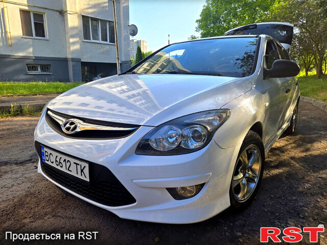 Белый Хендай i30, объемом двигателя 1.4 л и пробегом 182 тыс. км за 6000 $, фото 1 на Automoto.ua