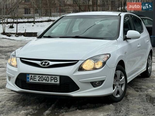 Белый Хендай i30, объемом двигателя 1.58 л и пробегом 200 тыс. км за 6500 $, фото 1 на Automoto.ua