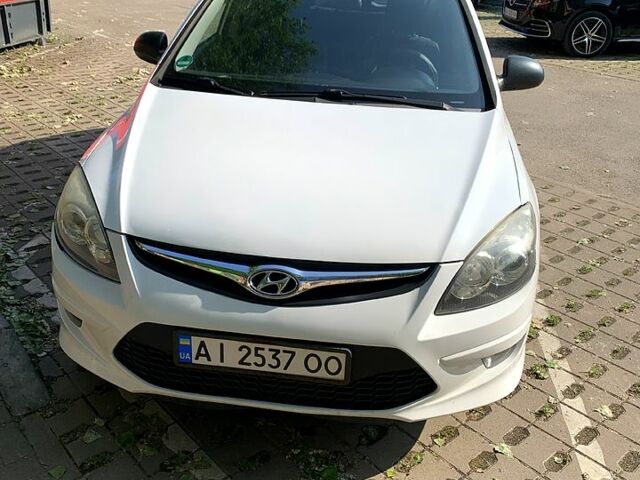 Белый Хендай i30, объемом двигателя 1.4 л и пробегом 240 тыс. км за 5500 $, фото 1 на Automoto.ua