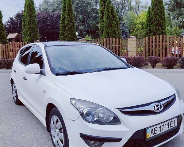Белый Хендай i30, объемом двигателя 1.6 л и пробегом 163 тыс. км за 6500 $, фото 1 на Automoto.ua