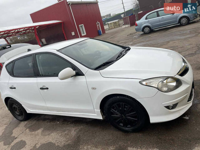 Белый Хендай i30, объемом двигателя 1.4 л и пробегом 196 тыс. км за 5500 $, фото 1 на Automoto.ua
