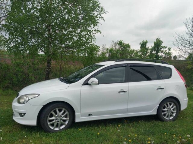 Белый Хендай i30, объемом двигателя 1.4 л и пробегом 250 тыс. км за 6500 $, фото 1 на Automoto.ua