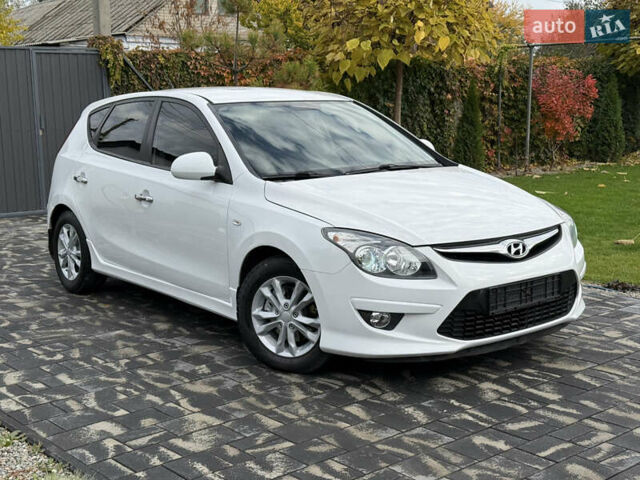 Белый Хендай i30, объемом двигателя 1.6 л и пробегом 164 тыс. км за 7500 $, фото 1 на Automoto.ua