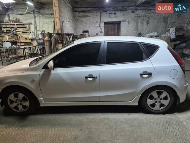 Білий Хендай i30, об'ємом двигуна 1.59 л та пробігом 170 тис. км за 6000 $, фото 1 на Automoto.ua