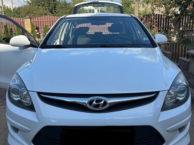 Белый Хендай i30, объемом двигателя 1.4 л и пробегом 214 тыс. км за 6200 $, фото 1 на Automoto.ua
