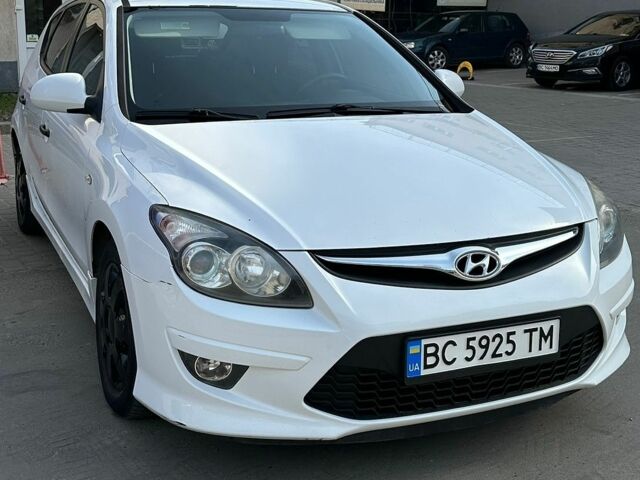 Белый Хендай i30, объемом двигателя 1.58 л и пробегом 258 тыс. км за 4200 $, фото 1 на Automoto.ua