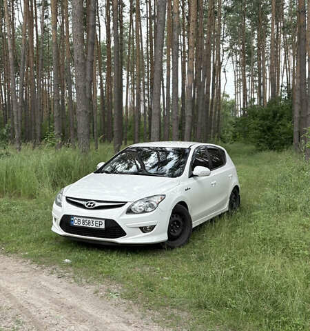 Белый Хендай i30, объемом двигателя 1.58 л и пробегом 269 тыс. км за 5800 $, фото 1 на Automoto.ua
