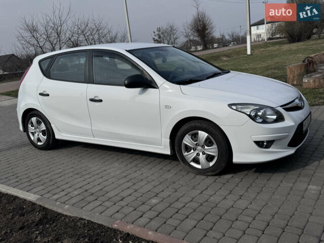 Белый Хендай i30, объемом двигателя 1.4 л и пробегом 128 тыс. км за 7300 $, фото 1 на Automoto.ua