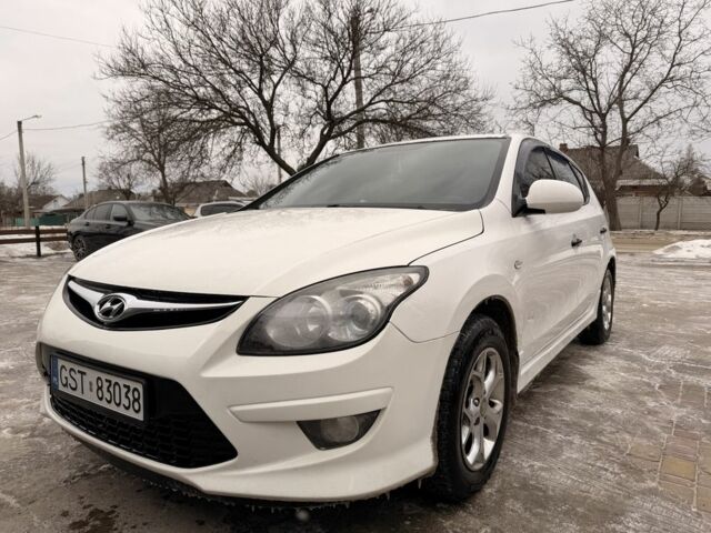 Белый Хендай i30, объемом двигателя 1.5 л и пробегом 275 тыс. км за 2650 $, фото 1 на Automoto.ua