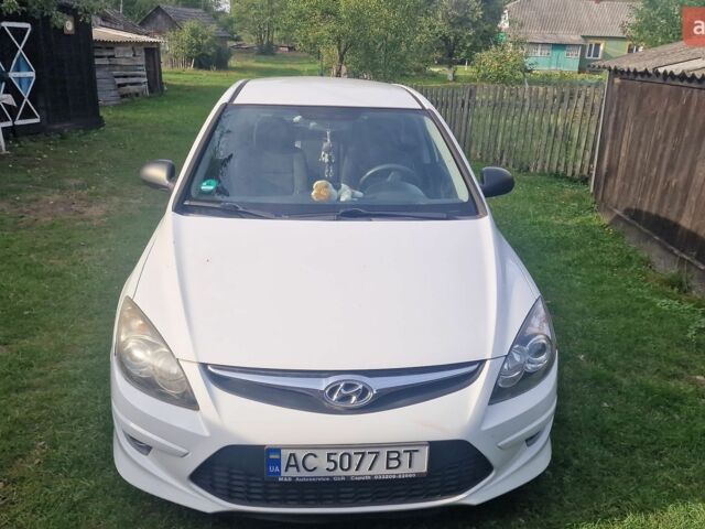 Белый Хендай i30, объемом двигателя 1.4 л и пробегом 125 тыс. км за 6900 $, фото 1 на Automoto.ua
