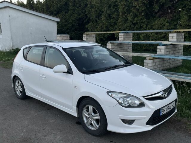 Білий Хендай i30, об'ємом двигуна 1.6 л та пробігом 261 тис. км за 5200 $, фото 1 на Automoto.ua