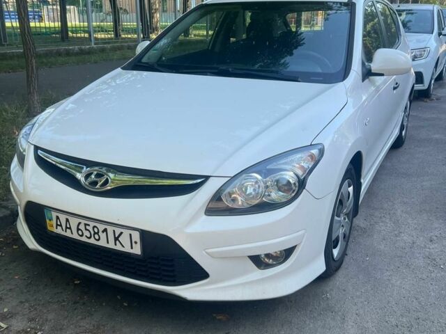 Белый Хендай i30, объемом двигателя 1.4 л и пробегом 120 тыс. км за 6200 $, фото 1 на Automoto.ua