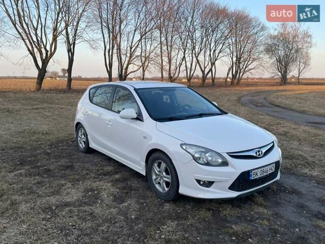 Белый Хендай i30, объемом двигателя 1.58 л и пробегом 261 тыс. км за 5500 $, фото 1 на Automoto.ua