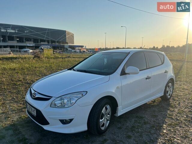 Белый Хендай i30, объемом двигателя 1.6 л и пробегом 244 тыс. км за 6200 $, фото 1 на Automoto.ua