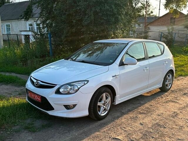 Білий Хендай i30, об'ємом двигуна 1.4 л та пробігом 250 тис. км за 4499 $, фото 1 на Automoto.ua