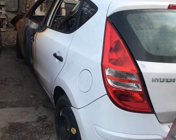 Белый Хендай i30, объемом двигателя 1.6 л и пробегом 98 тыс. км за 620 $, фото 1 на Automoto.ua
