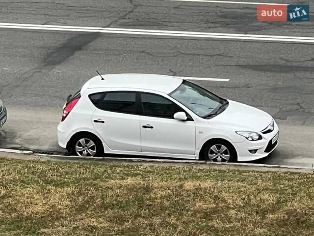 Белый Хендай i30, объемом двигателя 1.4 л и пробегом 120 тыс. км за 7200 $, фото 1 на Automoto.ua