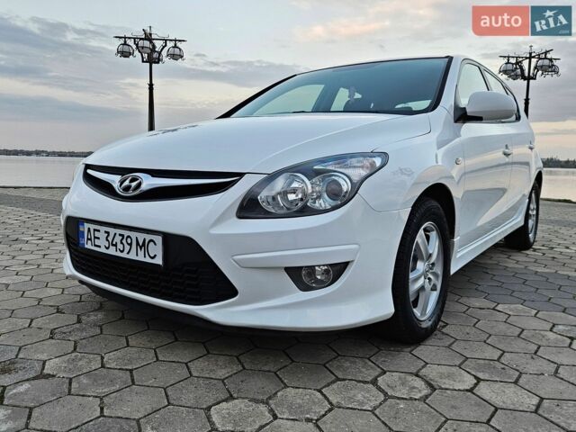 Белый Хендай i30, объемом двигателя 1.6 л и пробегом 221 тыс. км за 6300 $, фото 1 на Automoto.ua