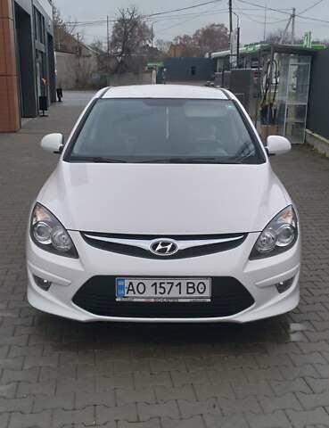 Белый Хендай i30, объемом двигателя 1.6 л и пробегом 276 тыс. км за 6900 $, фото 1 на Automoto.ua