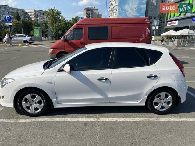 Белый Хендай i30, объемом двигателя 1.4 л и пробегом 225 тыс. км за 5599 $, фото 1 на Automoto.ua