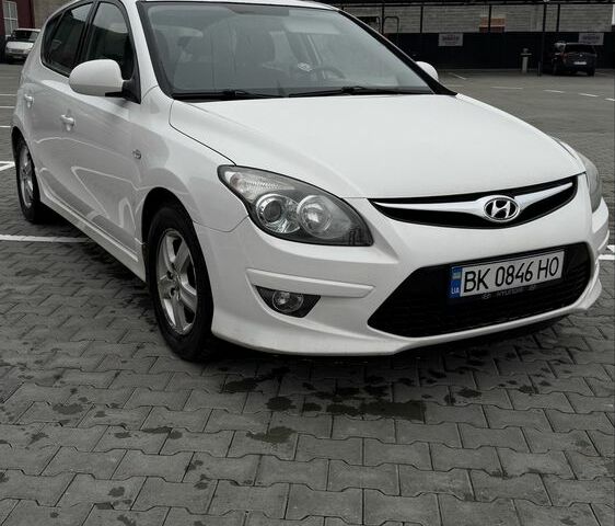 Белый Хендай i30, объемом двигателя 1.6 л и пробегом 261 тыс. км за 4900 $, фото 1 на Automoto.ua