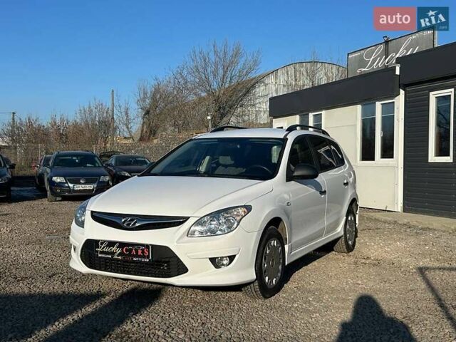 Белый Хендай i30, объемом двигателя 1.6 л и пробегом 271 тыс. км за 5900 $, фото 1 на Automoto.ua