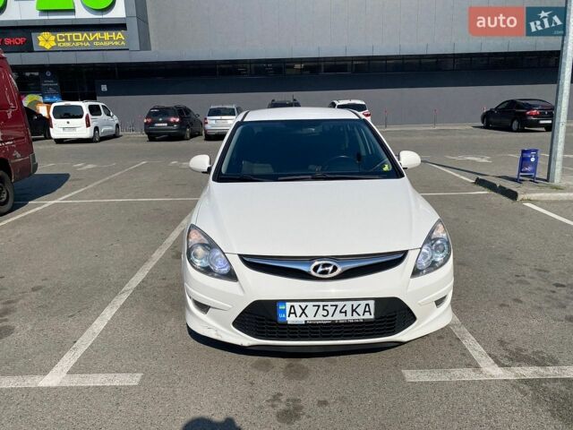 Белый Хендай i30, объемом двигателя 1.4 л и пробегом 270 тыс. км за 4800 $, фото 1 на Automoto.ua