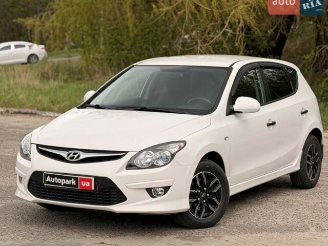 Белый Хендай i30, объемом двигателя 1.6 л и пробегом 264 тыс. км за 6490 $, фото 1 на Automoto.ua