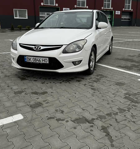 Белый Хендай i30, объемом двигателя 1.58 л и пробегом 261 тыс. км за 4900 $, фото 1 на Automoto.ua