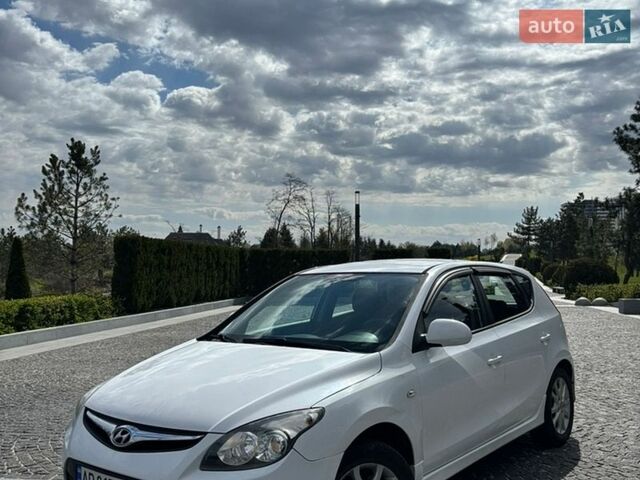 Белый Хендай i30, объемом двигателя 1.58 л и пробегом 140 тыс. км за 5999 $, фото 1 на Automoto.ua