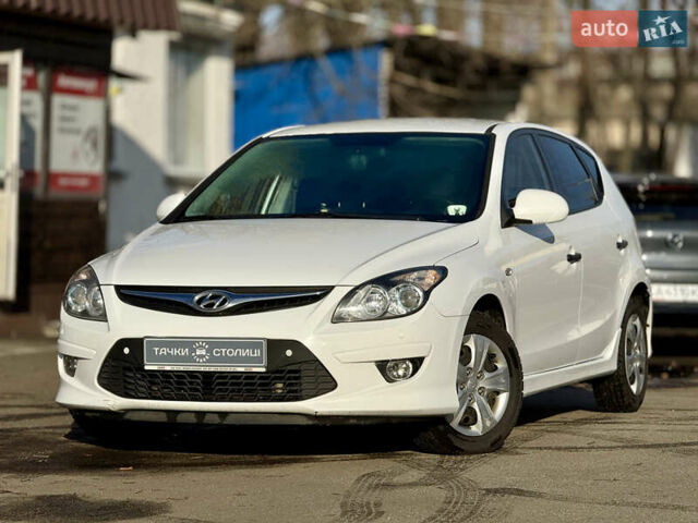 Белый Хендай i30, объемом двигателя 1.6 л и пробегом 227 тыс. км за 6500 $, фото 1 на Automoto.ua
