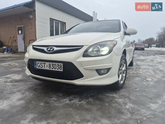Белый Хендай i30, объемом двигателя 0 л и пробегом 275 тыс. км за 2700 $, фото 1 на Automoto.ua