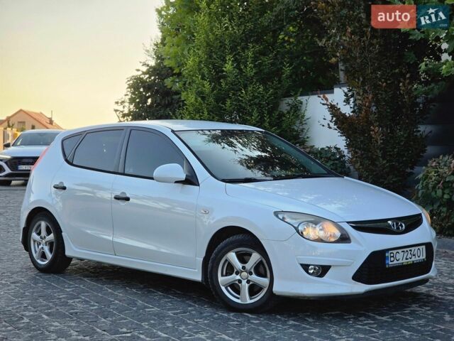 Белый Хендай i30, объемом двигателя 1.58 л и пробегом 210 тыс. км за 6450 $, фото 1 на Automoto.ua