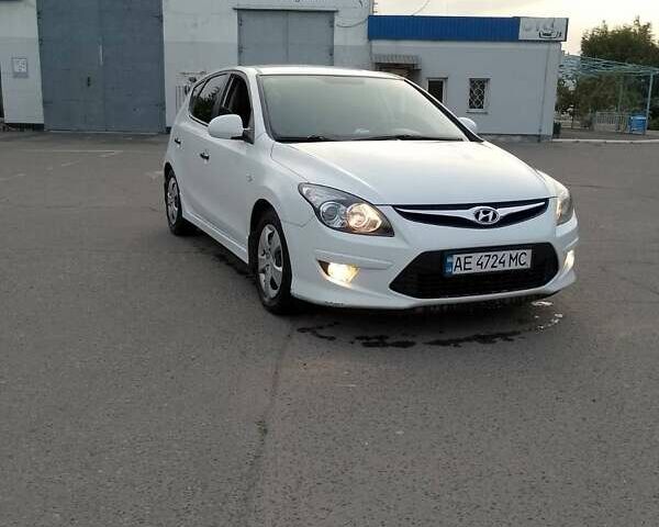 Белый Хендай i30, объемом двигателя 1.4 л и пробегом 41 тыс. км за 7850 $, фото 1 на Automoto.ua