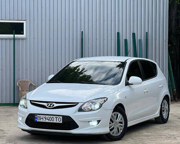 Белый Хендай i30, объемом двигателя 1.58 л и пробегом 258 тыс. км за 6200 $, фото 1 на Automoto.ua