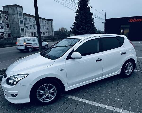 Белый Хендай i30, объемом двигателя 1.6 л и пробегом 236 тыс. км за 7300 $, фото 1 на Automoto.ua