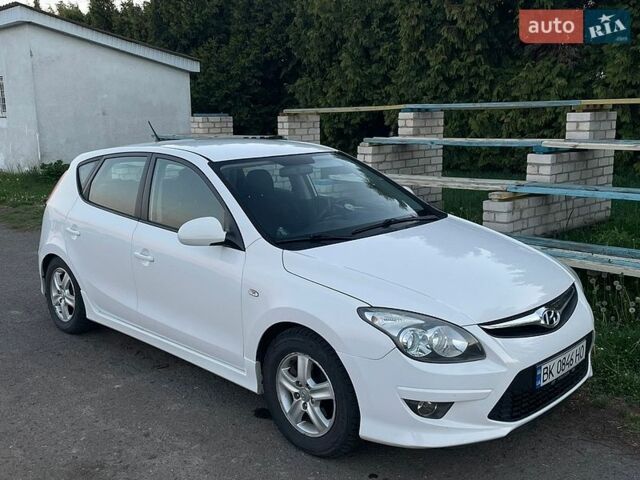 Білий Хендай i30, об'ємом двигуна 1.58 л та пробігом 261 тис. км за 5200 $, фото 1 на Automoto.ua