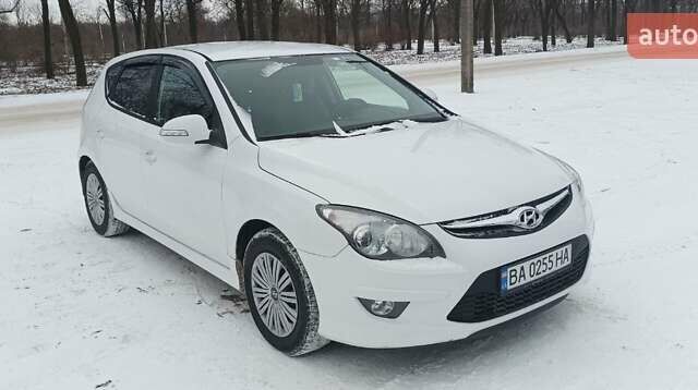 Белый Хендай i30, объемом двигателя 1.59 л и пробегом 185 тыс. км за 7600 $, фото 1 на Automoto.ua