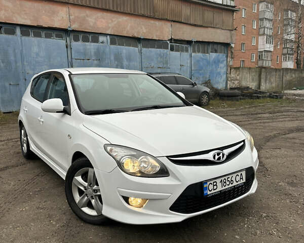 Белый Хендай i30, объемом двигателя 1.58 л и пробегом 180 тыс. км за 7300 $, фото 1 на Automoto.ua