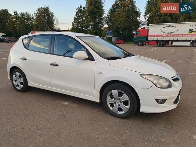 Білий Хендай i30, об'ємом двигуна 1.58 л та пробігом 204 тис. км за 4600 $, фото 1 на Automoto.ua