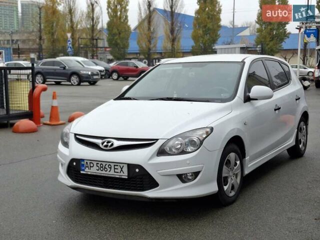 Белый Хендай i30, объемом двигателя 1.58 л и пробегом 226 тыс. км за 6500 $, фото 1 на Automoto.ua