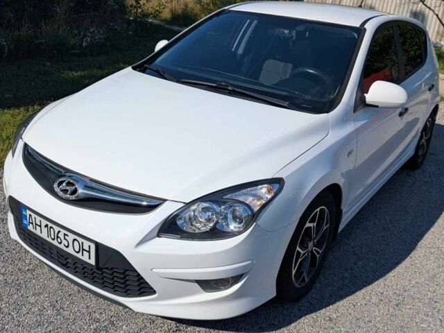 Белый Хендай i30, объемом двигателя 1.4 л и пробегом 37 тыс. км за 6608 $, фото 1 на Automoto.ua