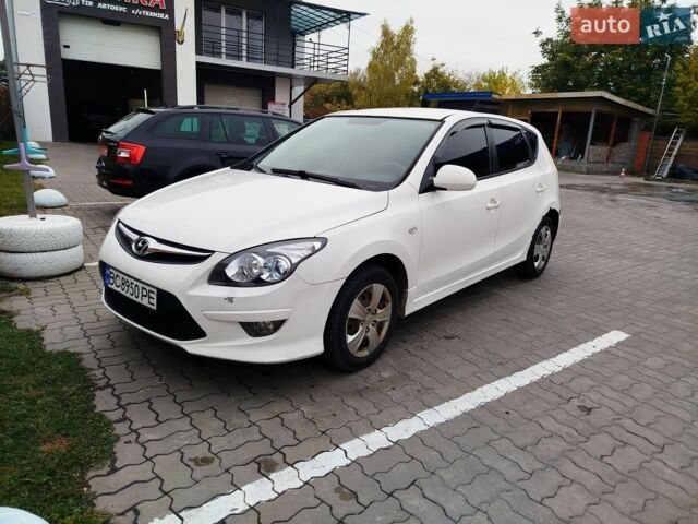 Белый Хендай i30, объемом двигателя 1.6 л и пробегом 321 тыс. км за 4650 $, фото 1 на Automoto.ua