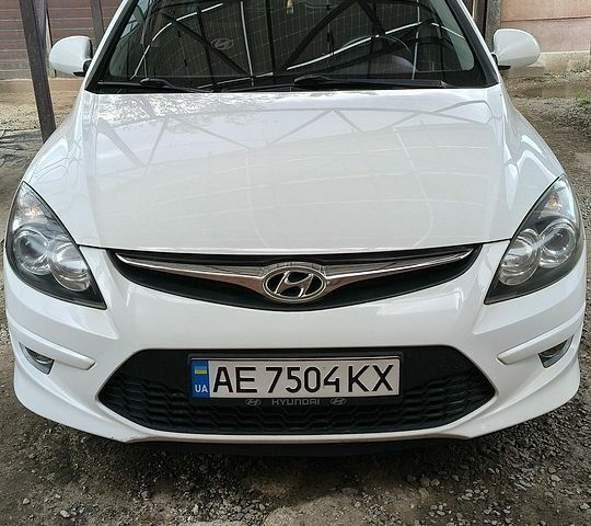 Белый Хендай i30, объемом двигателя 1.4 л и пробегом 260 тыс. км за 6700 $, фото 1 на Automoto.ua