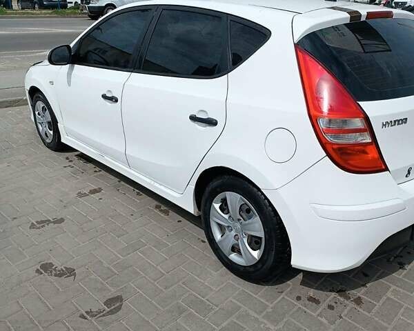 Белый Хендай i30, объемом двигателя 1.6 л и пробегом 200 тыс. км за 6500 $, фото 1 на Automoto.ua